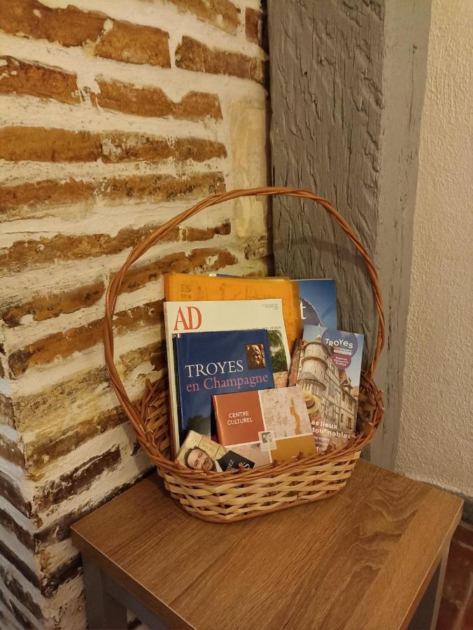 Le Logis Du Clocher Troyes Exteriör bild