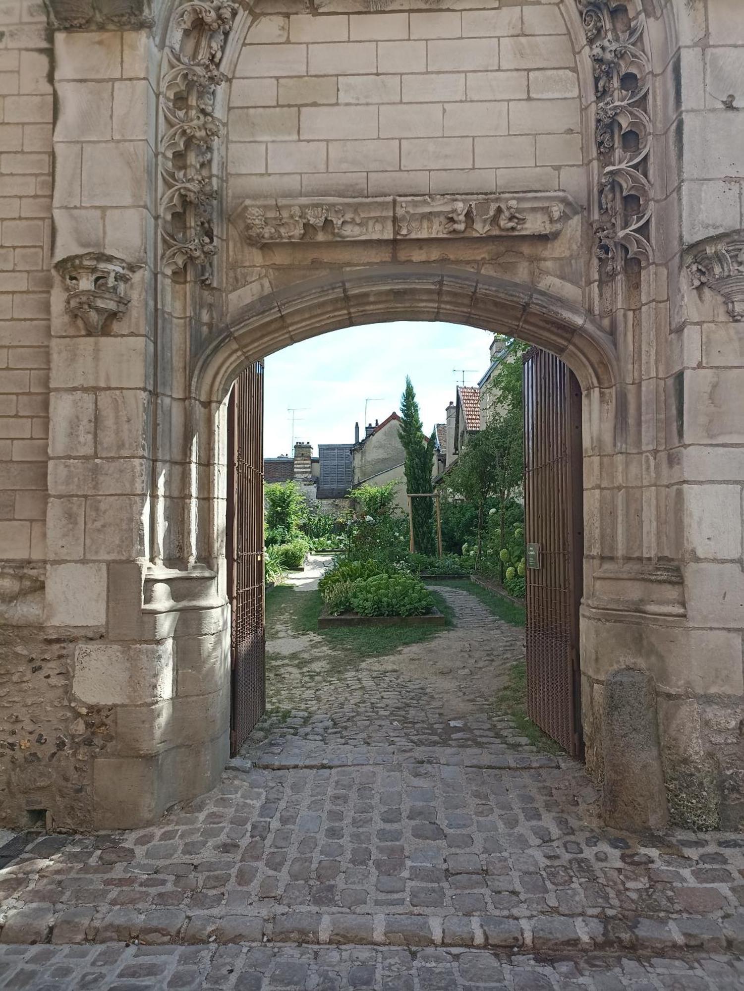 Le Logis Du Clocher Troyes Rum bild